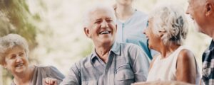 Un vieil homme heureux et des personnes âgées souriantes